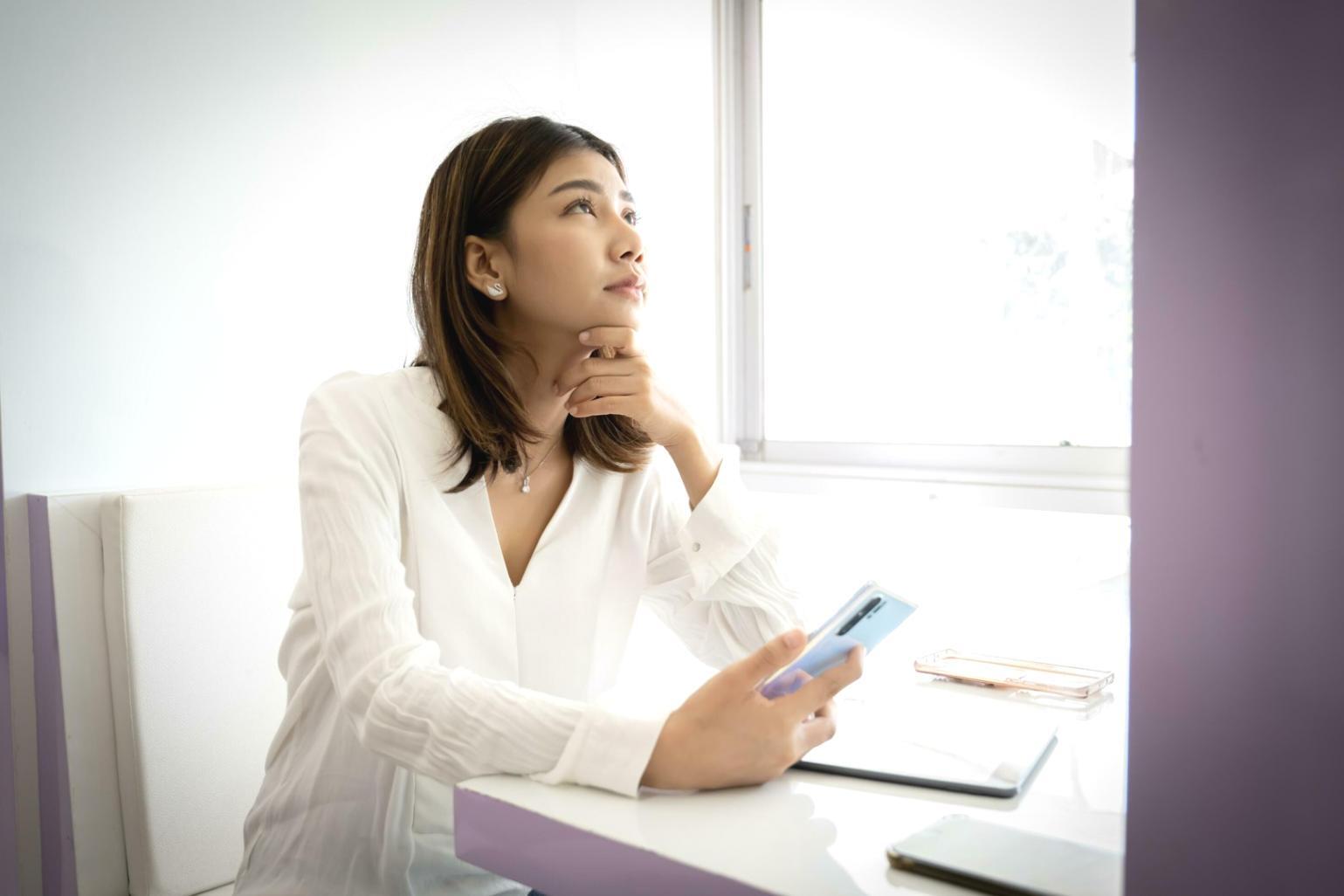 Antreprenor analizând documentele financiare ale afacerii sale